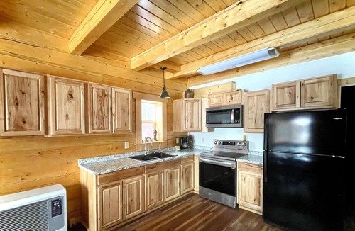 Deltana Cabin | Trailblazer — Spacious Rustic Cabin for Groups