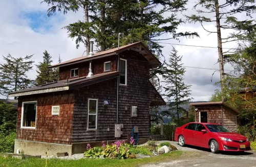 Juneau Cabin | Unique Alaskan Cabin, minutes from Airport & Ferry - private sauna!