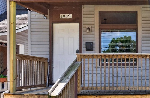 Olde Towne East House | Updated 4BR/2.5BA in Old Town East | Sleeps 12 | Walk to Downtown