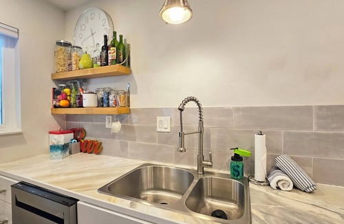 Albuquerque House | UPgraded. UPscale. UPtown! 3 bed, 2 bath, sleeps 6! Near UNM + Nob Hill too!