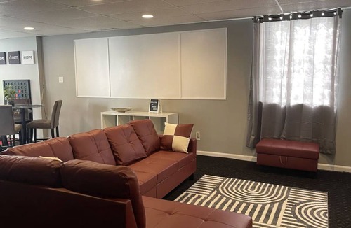 Corryville House | Urban Retreat-Walk to UC, Hospitals and the Zoo. Minutes from OTR and Downtown.