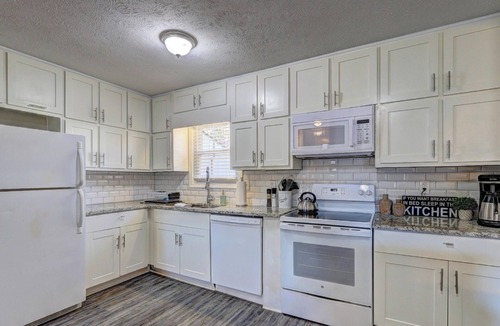 Mableton House | Varners Station - King Bed, Smart TVs & More!