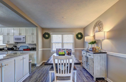 Mableton House | Varners Station - King Bed, Smart TVs & More!