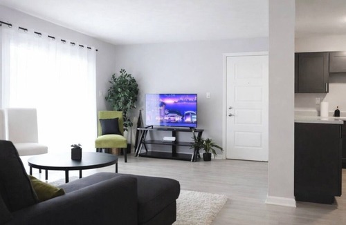 Kettering Apartment | Walk/Funny Bone Comedy Club, Dining, Shopping, Free parking, Free Coffee, Patio