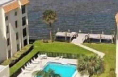 Cocoa Isles Condo | Walk to Beach Pool Access + Balcony Views