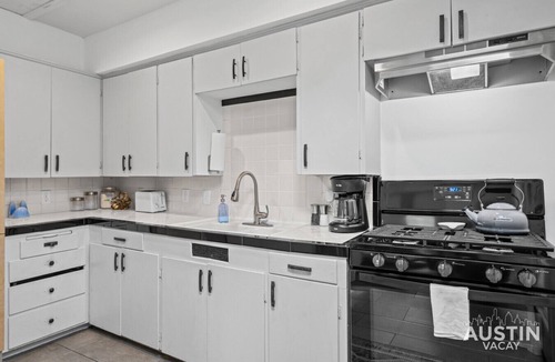Holly House | Walk to East Austin’s Best│Free Parking│Gated Dog-Friendly Yard│Bungalow for 4