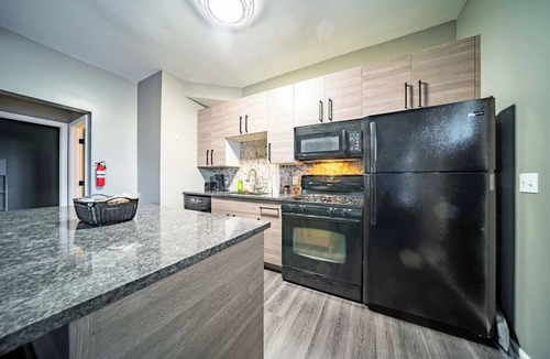 Little Italy Apartment | Walkable Little Italy 2BR | King Bed | Near CWRU & Cleveland Clinic