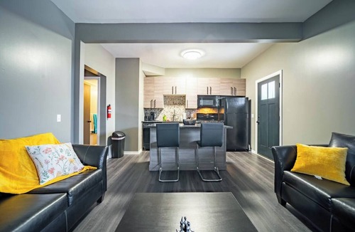 Little Italy Apartment | Walkable Little Italy 2BR | King Bed | Near CWRU & Cleveland Clinic