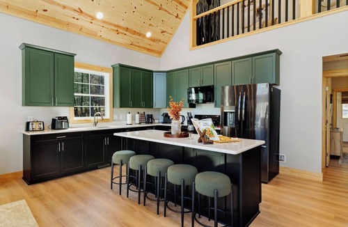 McGaheysville House | Wanderlust Villa – Spacious Mt cabin w/Game room, Hot tub and Karaoke nights !