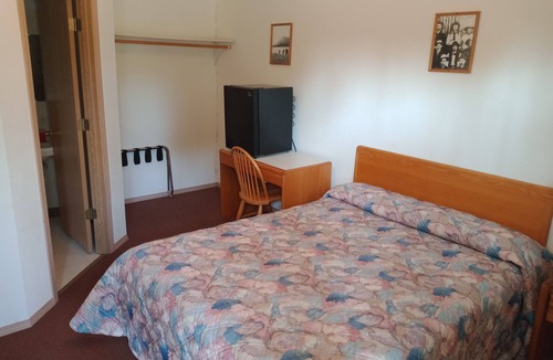 Kasilof Hotel | We have 20 single rooms in Kasilof The rooms are available May thru September.