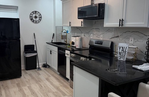 Hyde Park House | Welcome! This stylish and spacious three-story gateway