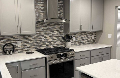South Bend House | Welcoming 5-bedroom house on peaceful 2 acre lot 2.5 miles from SBN Airport.