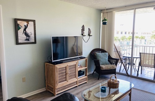 Tavernier Condo | Work remote, or not at all, in paradise at this cozy, beachy condo!