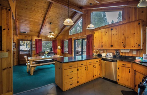 North Wawona Cabin | Yosemite Family Retreat combines three neighboring homes on a quiet Wawona cul-de-sac