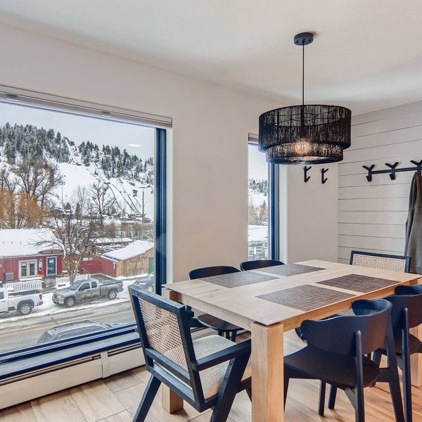 Luxury Condo within walking distance to all the restaurants, shopping and bars.