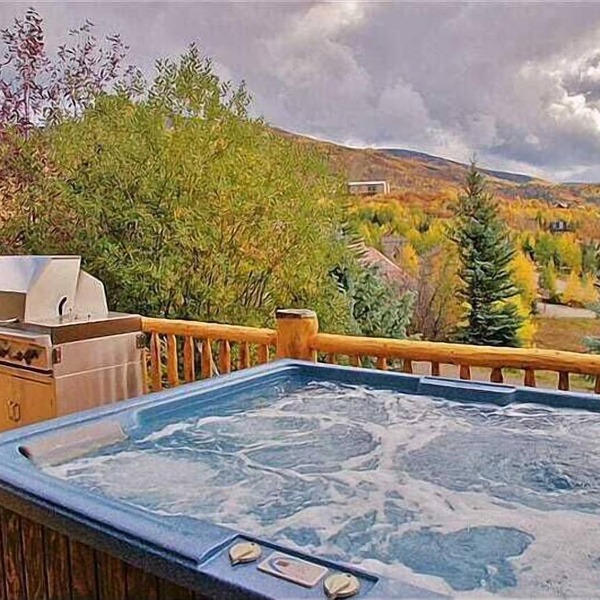 Mark Twain Lodge by Mountain Vacation Lodging - Luxury Cabin with Hot Tub & Gourmet Kitchen