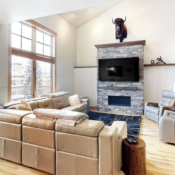 Mountain-view townhome with pool/hot tub access - walk to ski lifts