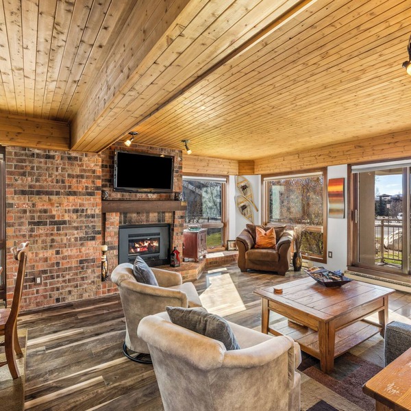 Villa Dulany, Exquisite Condo plus Hot Tub, Fire Pit & Private Patio