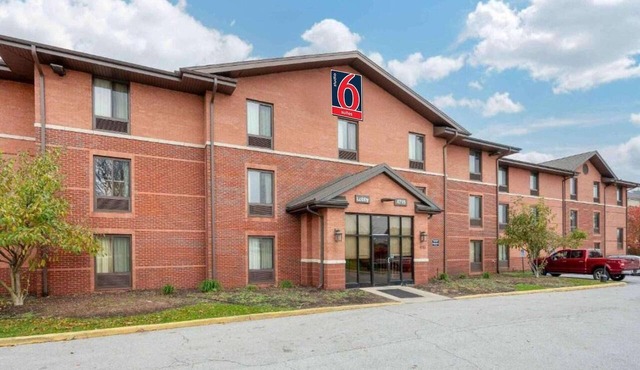 1 King Bed | Non-Smoking, Kitchen, Shower