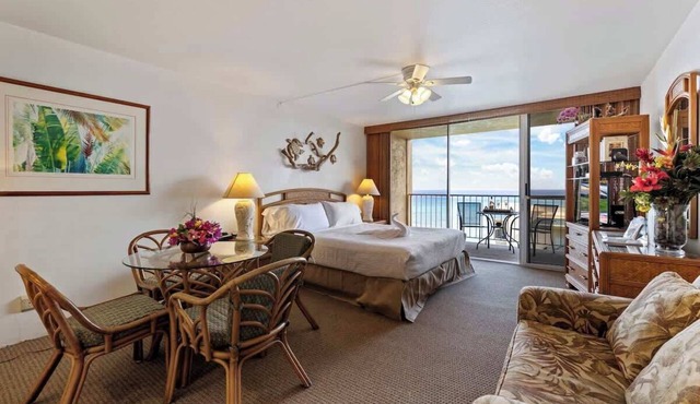 10th floor Oceanview studio, AC, Resort Amenities, walk to food, shops & beach