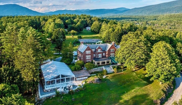 15 bedroom/14 bath inn is your private home! Weddings, Reunions, Sleep 32 -100!