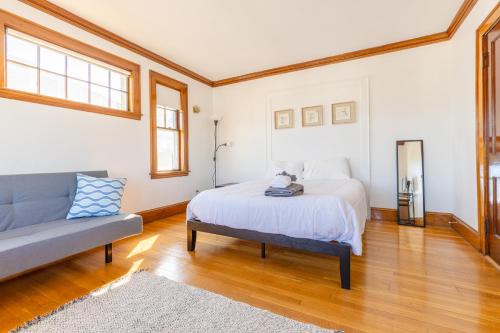 154 Quite & Bright & Spacious Apt in Brighton