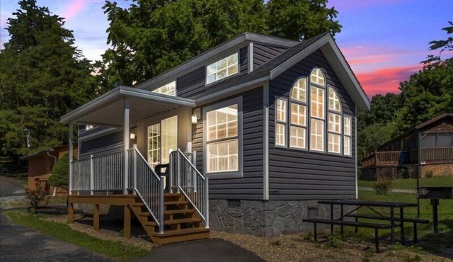 1BR Cottage Retreat with Loft near Dollywood
