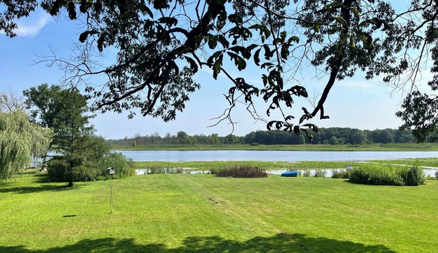 2-bedroom bungalow with lake access