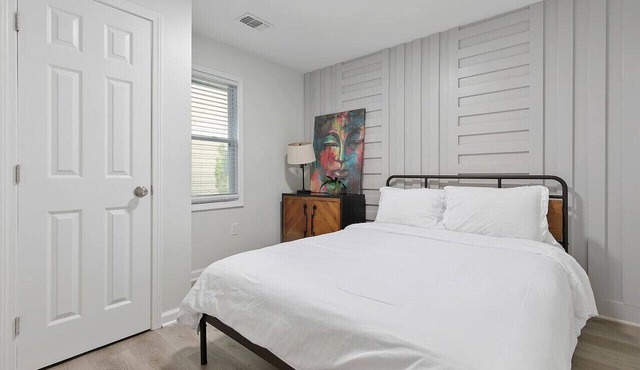 2 bedroom Rustic Duplex-Free Parking