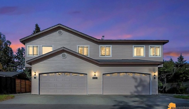 2 Spacious 4-bedroom condo in charming Anchorage with WiFi in UMED district