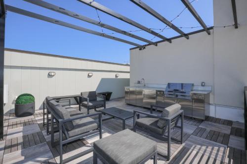 204- City loft w parking & BBQ