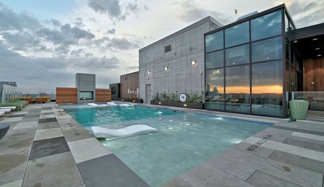 2BD Luxury Condo | Water Views | Pool | Rainey St