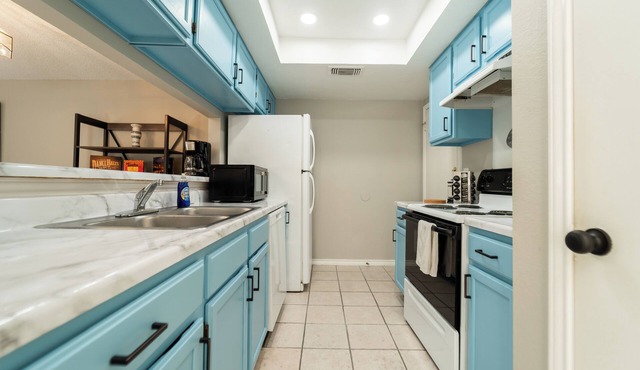 2bed/2.5 bath, Ensuites each room, Near Hiking, Private Yard, Pet friendly!