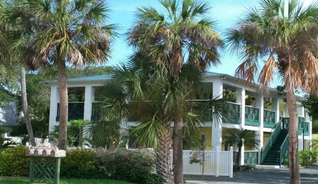 2BR Beachside Escape: Ideal for Mid-Term Stays. Walk to the beach.