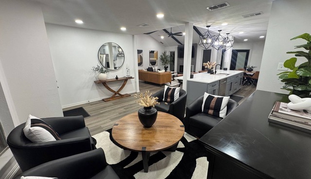 3 bd - 3 ba home with yard 2 mi from Dallas Stadium. IDEAL for World Cup Stay!