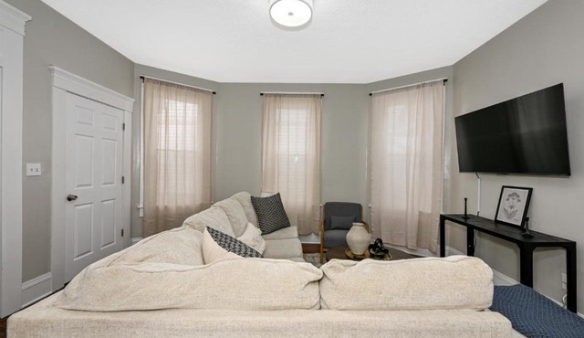 3 Bed Spacious 1st Floor Apt at Tremont