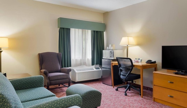 4 Pet-Friendly Rooms w/Free Break, On-Site Parking & Outdoor Pool Access!