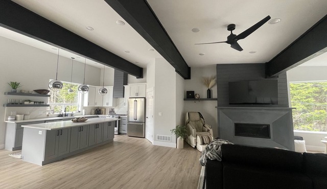 4th night FREE- Ski Condo with Hot Tub & Sauna