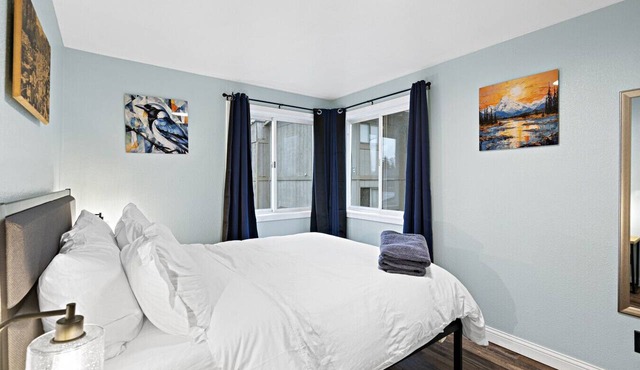 5 Min walk to restaurants/cafes, 8 min drive to airport, 10 min walk to trails.
