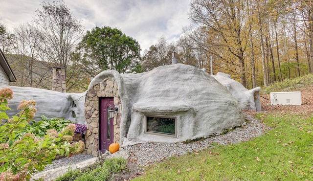 < 6 Mi to Arlington: 'whimsical Stone Abode!'