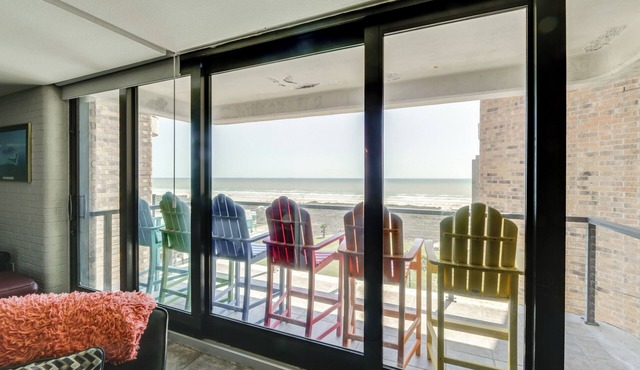 7th-floor Oceanfront Unit w/Pools in Port Aransas