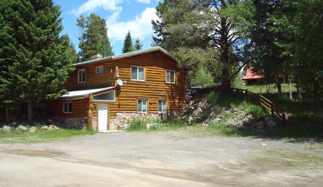 8 miles from Yellowstone! - Parking for Toys! - Grill & Firelplace - Smart TV