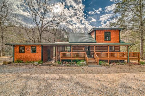 A River Runs Through It - River front | Hot Tub | Pool Table | Fire pit in Blue Ridge