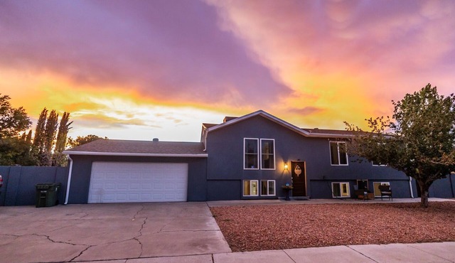 A W🌊VE From It All! Secure boat storage, huge yard, lots of outdoor games!