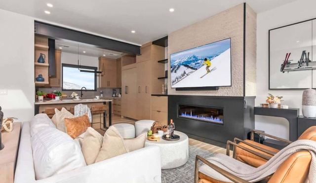 Abode at White Owl, ski-in, private hot tub, mountain retreat