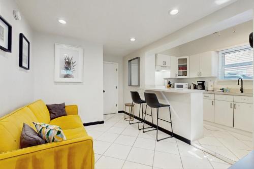 Adams Street Stunner, Unit 1