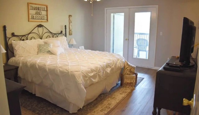 All Decked Out 3-bedroom townhome in gorgeous Point Venture with fantastic views