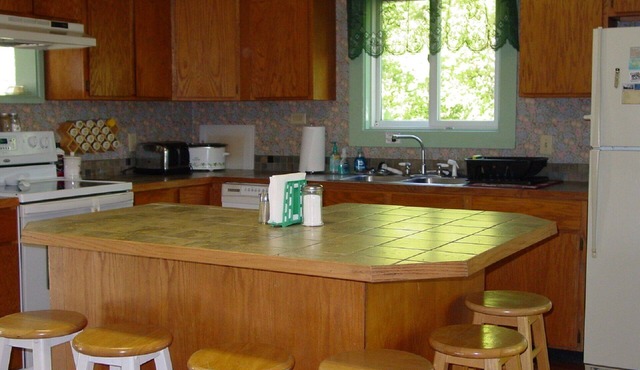Almost Home 3-bdrm overlooking Knudson Cove Marina. Fishermen & families welcome