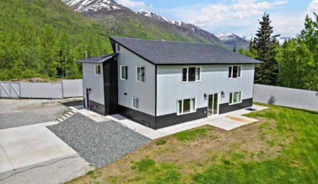 Amazing Mountain Views from Large Home Near Eklutna Lake, Sleeps 7