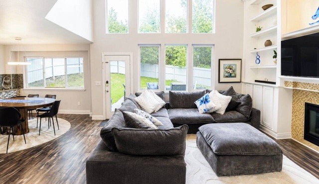 Anchorage Retreat w/Mountain Views: Deck, Grill, 5BR/4BA, 2 Media Rooms